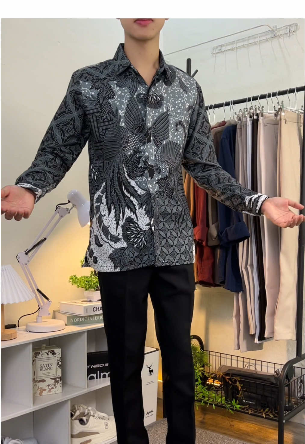 emang seCakep itu batiknya #outfitcowok #outfitpria #batikpria #batik 