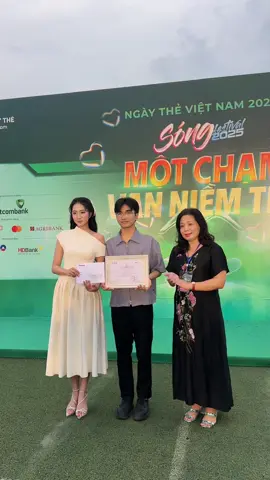 Hoa hậu Hà Trúc Linh - Đại sứ Ngày thẻ Việt Nam xuất hiện rạng rỡ giao lưu với khán giả tại sân vận động Đại học Bách Khoa 🔥 #hoangthanhmedia #hoahauTrucLinh #hoahauVietNam #ngaythevietnam  #Tienphong 