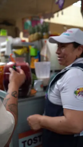 Día 6 Vendiendo en el mercado para juntar para el búnker de @WestCOL #cayambe_ecuador🇪🇨 #ventas #mercado #westcol #ventaspormayor  Gracias a nuestro muchacho @K_E_N_N y mi equipo Jordan y Ander