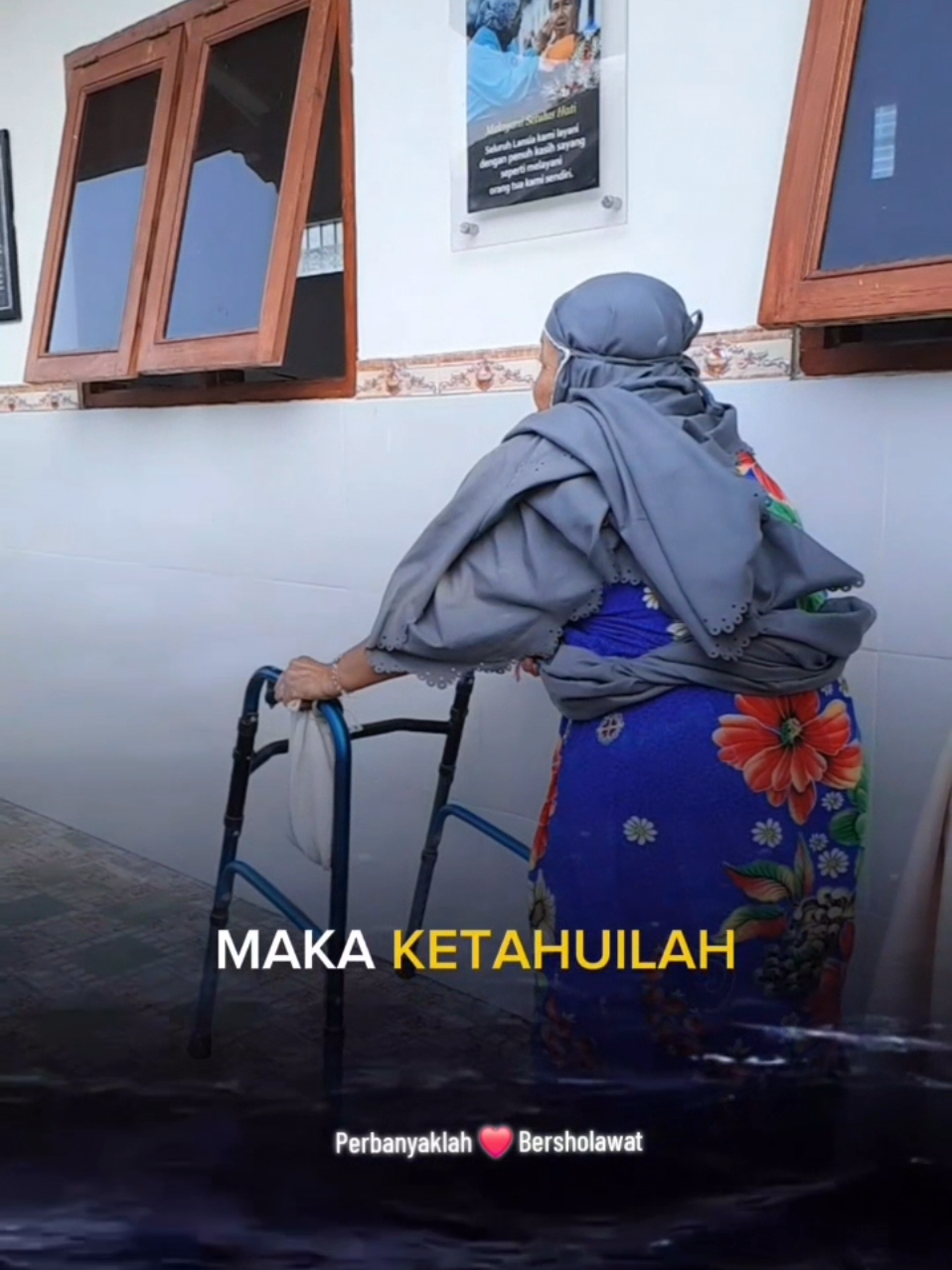 *Nasehat hikmah tentang taat kepada orang tua menurut para ulama* 🕋 1. Imam Al-Ghazali > “Berbakti kepada orang tua adalah kunci keberkahan hidup dan pembuka pintu surga.” 💬 Makna: Imam Al-Ghazali menekankan bahwa ketaatan dan bakti kepada orang tua bukan sekadar kewajiban moral, tetapi juga jalan menuju ridha Allah dan keberkahan dalam segala urusan dunia dan akhirat. 📖 2. Imam Ibnul Qayyim Al-Jauziyah > “Ridha Allah tergantung pada ridha orang tua, dan murka Allah tergantung pada murka orang tua.” 💬 Makna: Kalimat ini mengingatkan bahwa hubungan dengan Allah erat kaitannya dengan hubungan kita kepada orang tua. Jika orang tua ridha, maka Allah pun meridhai. 🌿 3. Imam Asy-Syafi’i > “Siapa yang berbakti kepada orang tuanya, maka Allah akan mudahkan anak-anaknya berbakti kepadanya.” 💬 Makna: Kebaikan itu berbalas kebaikan. Jika seseorang taat dan hormat pada orang tua, maka ia sedang menanam ketaatan yang kelak akan dipetik melalui anak-anaknya sendiri. 🕊️ 4. Syaikh Abdul Qadir Al-Jailani > “Jangan pernah membantah orang tuamu, karena bantahan sekecil apapun bisa menghapus keberkahan ilmu dan rezekimu.” 💬 Makna: Beliau menekankan bahwa adab kepada orang tua sangat berpengaruh terhadap keberhasilan hidup seseorang. Ilmu, rezeki, dan kedudukan bisa hilang jika seseorang durhaka kepada orang tuanya. 🌺 5. Imam Hasan Al-Bashri > “Berbaktilah kepada kedua orang tuamu, niscaya Allah akan memperindah hidupmu, meski dunia terasa sempit.” 💬 Makna: Ketaatan pada orang tua membawa ketenangan hati dan kedamaian batin, meskipun keadaan hidup mungkin tidak selalu mudah. 🌙 6. Ibnu Abbas r.a. > “Aku tidak mengetahui amal yang paling mendekatkan seseorang kepada Allah selain berbakti kepada kedua orang tuanya.” 💬 Makna: Amal saleh banyak macamnya, tetapi berbakti kepada orang tua termasuk yang paling tinggi derajatnya di sisi Allah. #SelfReminder  #BirrulWalidain