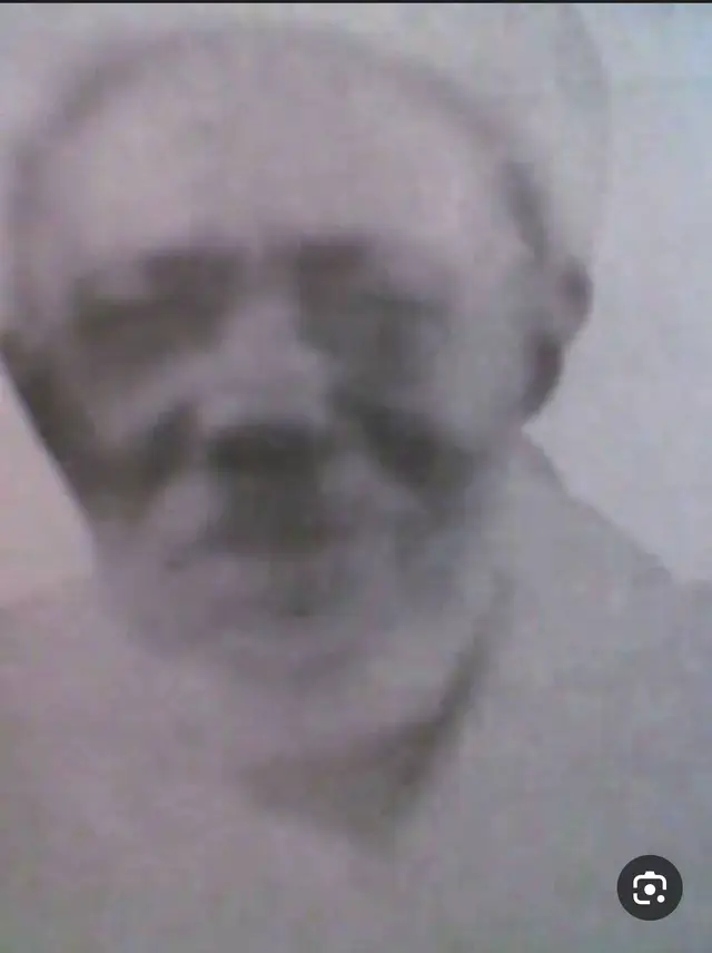 شي من ما أهمله التاريخ:- تحدث الكاتب الالمانى شارلس نيوفلد فى كتابه  (مذكرات سجين الخليفة) عن الفترة المريرة التى قضاها فى سجن التعايشى والذى يسمى بسجن السائر فى الفترة من(1887-1899) اظهر الكاتب فى مذكراته تلك حقائق كثيرة غائبة على الكثيرين عن الثورة المهدية وعن عبدالله التعايشى وعن ظلمه وافترائه على الناس وزجه للكثيرين في السجون بدون وجه حق!! وتطرق الكاتب فى سرده للحقائق للحديث عن اميز السجناء الذى قابلهم فى فترة سجنه تلك وهو الشيخ حمدالنيل بن الشيخ احمد الريح والذى قال عنه :  الرجل الذى اذهلنى بصداقته الحقيقية كان الشيخ حمدالنيل رجل الدين المعروف من النيل الازرق وذو التبعية الكبيرة والذين كان يخشى منهم الخليفة ان يتبعوا الشيخ حمدالنيل لامدرمان وقد وجد الخليفة صعوبة فى توجيه تهمة للشيخ حمدالنيل ليستمر فى سجنه . وقضى الشيخ حمدالنيل جل وقته فى الوعظ والارشاد وتعليم القرآن كما فعل لسنين طويلة..  وفى تلك الفترة لم يجد القاضى أى تهمة يوجهها للشيخ حمدالنيل كما كان يريد الخليفة التعايشى ..  ولكن التعايشى وجد الوسيلة بدسه (للتمباك) الذى كان محرماً من المهدى فى بيت الشيخ حمدالنيل وأرسل بعض الرجال لتفتيش المنزل واكتشاف التمباك وبما ان بيت مال المسلمين كان به عجزاً وكان الشيخ حمدالنيل غنياً فقد تم مصادرت امواله لصالح بيت المسلمين وحُكم على الشيخ حمدالنيل بالسجن وبعد حوالى ثانية عشر شهراً من الحرمان تدهورت صحته و تم الافراج عنه وبعد تحسن صحته أُعيد للسجن مرة أخرى وبعد اسابيع قليلة وتوفى فى السجن...  وكان الشيخ حمدالنيل الرجل الوحيد فى السجن الذى تجرأ وتحدث لمن يثق بهم علناً بأن المهدى وخليفته أناس محتالين . ويقول انه تعلم الكتابة والقراءة باللغة العربية فى اول سنتين من الأربع سنين التى قضاها مع الشيخ حمدالنيل وكان يتناقش معه فى الديانتين المسيحية والإسلامية كما انه أخبر الشيخ حمدالنيل بالعادات والحياة الإجتماعية فى اوربا (ص 85-86). Nazar Mohiyed  #fypagee_السودان #مشاهير_تيك_توك_مشاهير_العرب😂😂♥ #مشاهير_تيك_توك_مشاهير_العرب #fypageシ #fyppp 