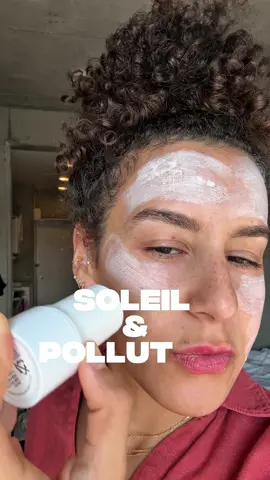 Pourquoi intégrer un masque à l’argile dans ta routine ? Entre pollution, excès de sébum et cellules mortes, les pores s’encrassent vite et forment comédons, points noirs et texture irrégulière. C’est là qu’un bon masque à l’argile fait toute la différence. ✨ Exemple parfait : le SKIN1004 Poremizing Quick Clay Stick Mask Ce stick à l’argile associe sel rose de l’Himalaya et centella asiatica pour purifier en profondeur sans agresser. 	•	Absorbe l’excès de sébum et déloge les impuretés 	•	Lisse le grain de peau grâce à la poudre de haricot rouge 	•	Décongestionne les pores et aide à prévenir les points noirs Facile à appliquer, sans parfum ni colorant artificiel, il convient aux peaux normales, mixtes et grasses en quête d’une peau nette et clarifiée. 🫧 Résultat ? Une peau plus propre, des pores resserrés et un teint visiblement plus sain, libéré de la pollution et des impuretés qui étouffent la peau. Produit skincare coréen disponible sur SKINOREA.COM #skinorea #kbeauty #skin1004