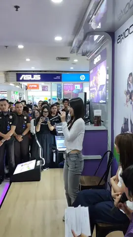 bohong yakan,pasti oleng kesana kesini haha#michiejkt48#jkt48#fyp#masukberanda  @michiejkt48  📍Bandung Electronic Center  18/10/2025