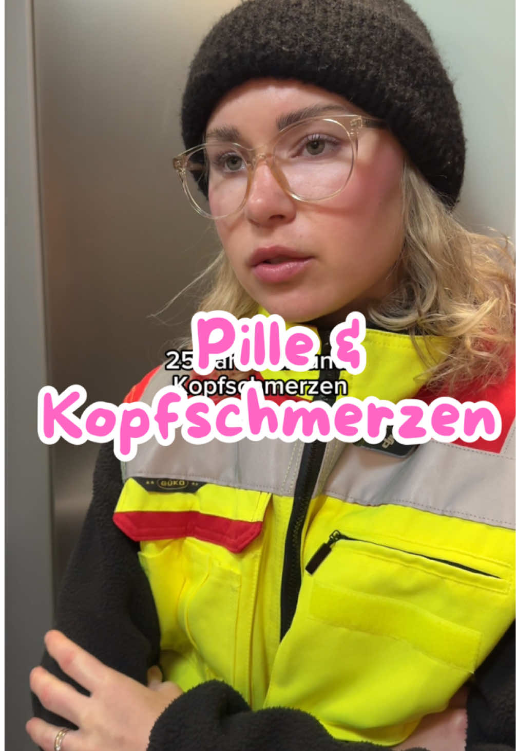 🚩 RED FLAG: Kopfschmerzen‼️  und warum man sie nicht immer ignorieren sollte!  Klar, die meisten sind harmlos: Stress, Schlafmangel, Verspannungen oder Migräne. Aber es gibt Situationen, in denen Kopfschmerzen ein Warnsignal sind und unbedingt ärztlich abgeklärt werden müssen und eben nicht einfach ignoriert werden sollten! (und ja auch bei jungen Patient:innen) 💡 Red Flags bei Kopfschmerzen: * Plötzlicher, stärkster Schmerz („Vernichtungskopfschmerz“) * Neu auftretende Kopfschmerzen unter hormoneller Verhütung (z. B. Pille) * Begleitende neurologische Symptome (z. B. Sehstörungen, Sprachstörungen, Lähmungen) * Fieber, Nackensteife oder Bewusstseinsveränderungen * Zunehmende oder therapieresistente Kopfschmerzen Diese Symptome können auf ernste Ursachen wie eine Sinusvenenthrombose, Hirnblutung oder Entzündung hindeuten. Das ist selten, aber potenziell lebensbedrohlich. Dieses Video soll keine Panik machen, sondern Bewusstsein zu schaffen: Kopfschmerzen sind meist harmlos. Aber wenn etwas anders ist als sonst, hör auf dein Gefühl und lass es abklären.  ➡️ Bist du Kopfschmerz-Patient:in? Und wenn ja, hattest du schon mal Kopfschmerzen, die sich „anders“ angefühlt haben als sonst? Schreibs mal in die Kommentare ✍🏻  Teile das Video, um Awareness zu schaffen, das kann Leben retten 🙏🏻 Und folge mir @lini.doc für mehr Medizinwissen, was du wirklich brauchst! 🩹✨ #rettungsmaus #medizin #erstehilfe 