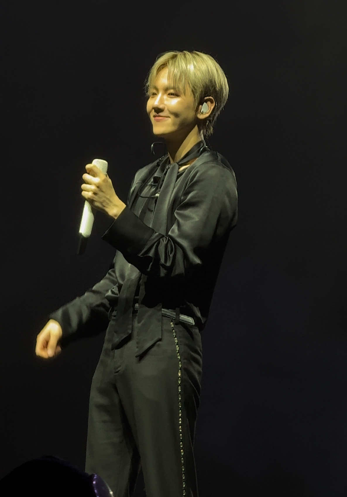 Good Morning - Baekhyun in Manila fancam #BAEKHYUN #백현 #Reverie #ReverieTour #ReverieMANILA 