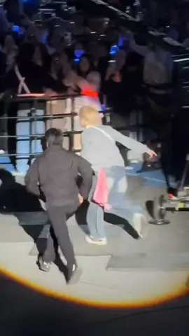 THE POOR SECURITY GUARD RUNNING AFTER LEE KNOW 😭😭 #straykids #skz #leeknow #dominATE #fyp 