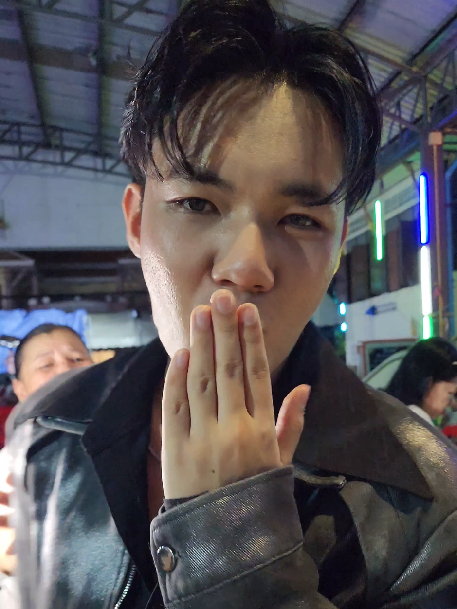 เซอร์ไพร์สหมุนส่งจุ้บให้ค้าบบคูมแม่😚✨️💖 @leo_2548  #ลีโออธิป #leoatip #ลีโอไมค์หมดหนี้ #nwithleo #ninaxphotos 