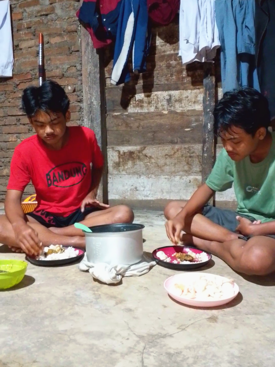 Tak pernah dapat bantuan dari pemerintah,desa, insyaallah sekolah nya nanti tamat SMA ya nak,bang usahakan kalian lulus,nanti bisa cari kerja 🥹 #yatimpiatu #kembar #sukarnohatta #fyppppppppppppppppppppppp @WILLIE SALIM @AisarKhaledd @Joko Widodo @gerindra @Ds_Sultanpemurah68 