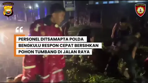 PERSONEL DITSAMAPTA POLDA BENGKULU RESPON CEPAT BERSIHKAN POHON TUMBANG DI JALAN RAYA Piket Pos Shelter Direktorat Samapta (Ditsamapta) Polda Bengkulu respon cepat dan kepedulian terhadap masyarakat dengan membersihkan pohon tumbang di Letkol Sentosa Kota Bengkulu, hari Minggu (19/10/2025). Dengan sigap, personel Polri mengevakuasi pohon tumbang dan membersihkan dari jalan raya yang mengganggu arus lalulintas. Tindakan cepat ini merupakan wujud nyata kehadiran Polri di tengah masyarakat dalam memberikan rasa aman dan membantu warga yang membutuhkan pertolongan. Dirsamapta Polda Bengkulu Kombes Pol. Rahmad Hidayat, S.S., M.H. menyampaikan “Respon cepat anggota di lapangan ini menunjukkan komitmen Ditsamapta Polda Bengkulu untuk selalu Siap, Terlihat, dan Bermanfaat bagi masyarakat,”  Diharapkan, dengan adanya kesiapsiagaan dan kepedulian anggota Ditsamapta, masyarakat semakin merasakan kehadiran Polri yang humanis serta sigap dalam setiap situasi darurat. - - - -