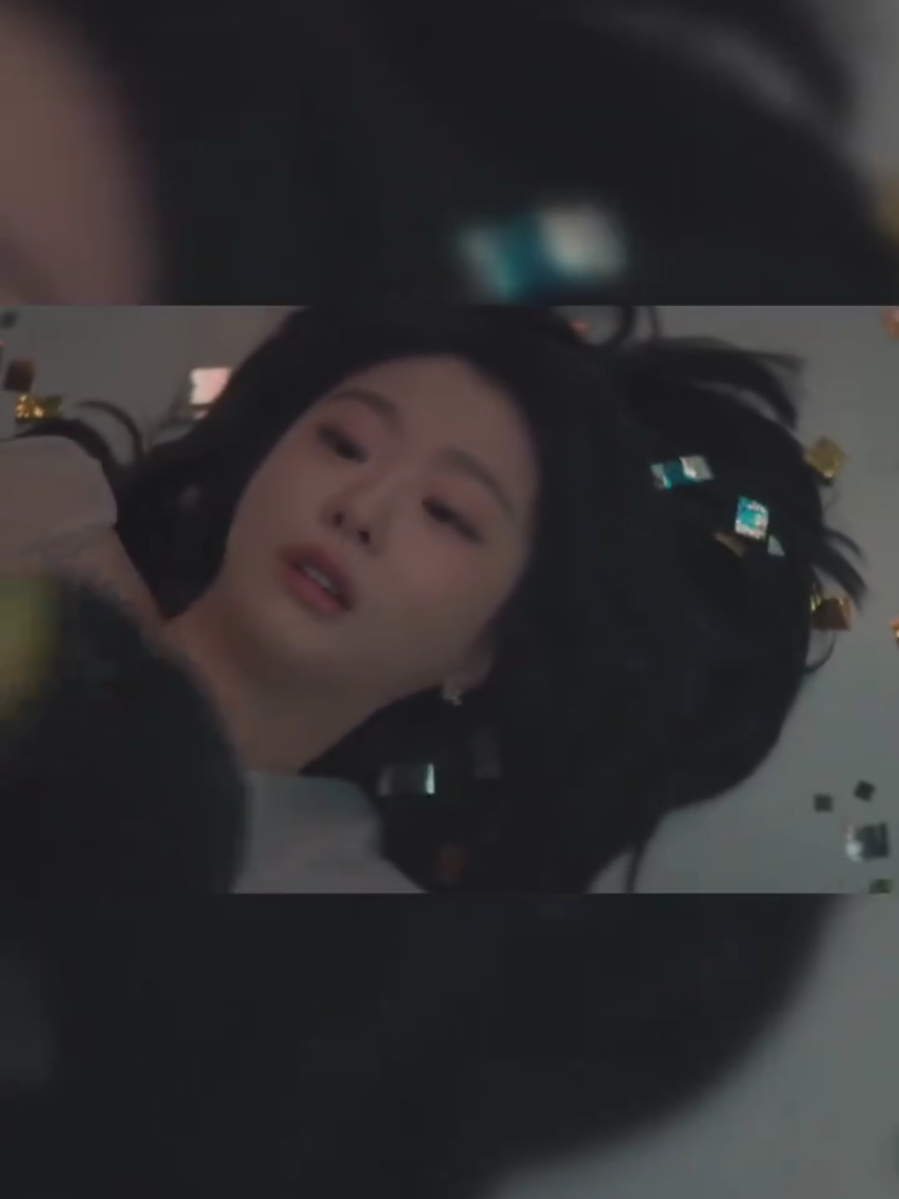 영례는 그저 종희 지키고 싶었을뿐ㅠㅠ종희 대신 칼 맞고 쓰러져ㅠㅠ넘 슬프다 #백번의추억 #김다미 #kimdami #신예은 #허남준 