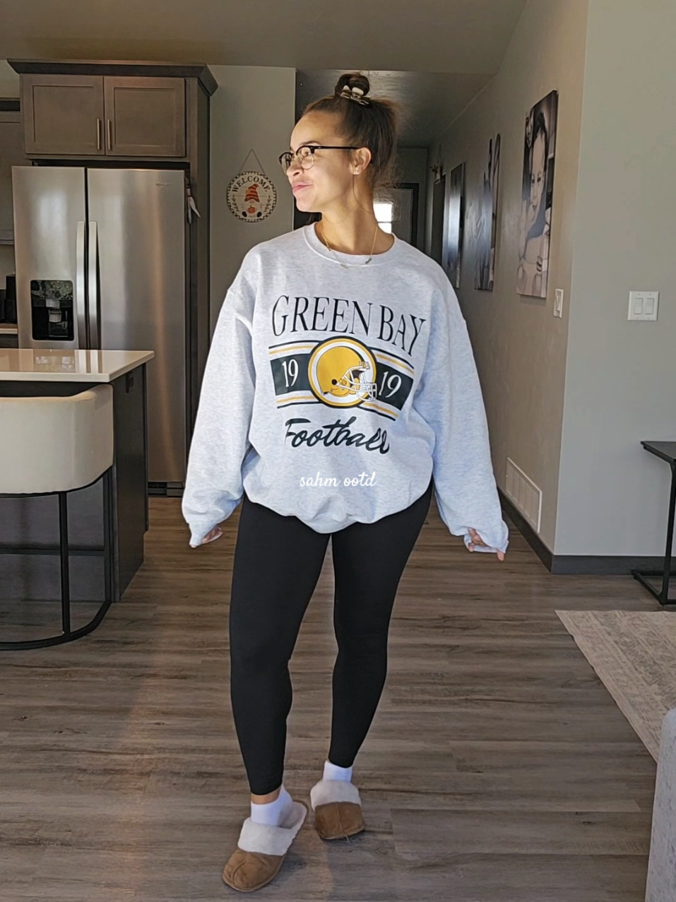 Game day readyyy 💚🏈💛 #footballsweatshirt #footballseason #cheesehead #greenbaypackers #gamedayfit 