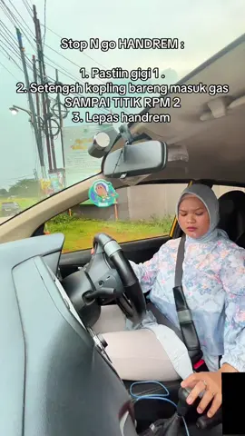 Patokan ini selalu aku pakai setiap stop N go pakai handrem. Alhamdulillah, aman. Ga ada jeda mundur dulu kalau pakai handrem. 