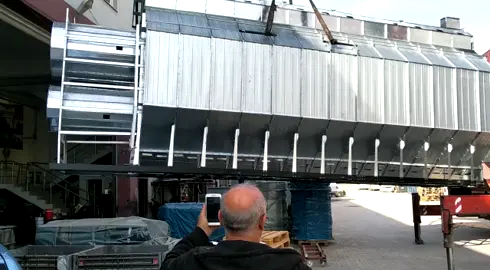 Tahıl kurutma makineleri için Türkiye’de veya ithalat üzerinden şu aralıklarda fiyatlar görülüyor: Bir ilan sitesinde “tam takım sıfır mısır kurutma makinesi” için 3.600.000 TL civarında fiyat bulunmuş.  Makinecim +1 Mobil tahıl kurutma makineleri için yurt dışı ilanlarında: örneğin bir model “€ 89.700 ≈ 4.362.000 TL” fiyatla listelenmiş.  Agriline +1 Daha küçük kapasite ya da ikinci el makinelerde çok daha düşük fiyatlı ilanlar da var. Örneğin ilan sitesinde 80.000 TL gibi rakamlar da gözüküyor.  sahibinden.com Yurt dışı üreticilerin listelerinde, Çin menşeli bir 5-20 ton/saat kapasiteli tahıl kurutma makinesi için “Fiyat sor” ibaresi olsa da teknik veriler verilmiş.  taizyagromachine.com Alibaba gibi platformlarda “mısır kurutucusu” için çok daha düşük fiyatlar da listelenmiş ama muhtemelen kapasite/özellik farklılığı yüksek.  Alibaba 📉 “Fiyat Düşüşü” Var mı? Şu noktaları göz önüne almak önemli: Yukarıda gördüğümüz fiyatlar “yüksek kapasiteli”, “mobil” veya “ithal” makineleri için geçerli. Bu tür makinelerde fiyatlar zaten oldukça yüksek. Küçük kapasite makineler için fiyatların çok daha düşük olabileceğine dair ilanlar var. Bu da “her makine tipi için” aynı düzeyde fiyat düşüşü olmayabileceğini gösteriyor. Ancak doğrudan “geçmişe göre fiyatlar düşmüş” şeklinde kapsamlı bir veri bulamadım — yani fiyat düşüyor diyebilmek için karşılaştırmalı zaman serisi verisi yeterince ortaya çıkmamış durumda. Yine de metal (çelik vs) maliyetlerinin ve döviz kurunun etkisi göz önünde bulundurulduğunda; girdi maliyetleri düşerse, makinelerin fiyatlarına da bir süre sonra yansıması beklenebilir. ✅ Ne Öneririm? Bu alanda yatırım yapmayı düşünüyorsanız veya makine alacaksanız şu hususlara dikkat etmek iyi olur: Kapasite: Günlük ya da partide ne kadar ton kurutacaksınız? İlanlarda “15-20 ton/saat” , “25-35 ton/saat” gibi kapasite verileri görülebiliyor.  taizyagromachine.com +1 Yakıt / enerji tipi: Dizel, gaz, biyokütle gibi çeşitler var — enerji maliyeti uzun vadede önemli.  taizyagromachine.com Yerli üretim mi, ithal mi? İthal makineler döviz kuruna, navluna ve gümrük vergisine bağlı olarak daha değişken fiyatlara sahip olabilir. el ya da “yenilenmiş” makineler: İlanlarda ikinci el makineler çok daha düşük fiyatlarla da bulunabiliyor — bütçeye göre alternatif olabilir.  sahibinden.com Fiyat zaman içindeki değişimi: Alım için acele etmeden biraz “geçmiş ilân fiyatlarını” incelemek fayda sağlar — düşüş eğilimi var mı diye. Satış sonrası bakım, yedek parça erişimi gibi koşullar da önemli.