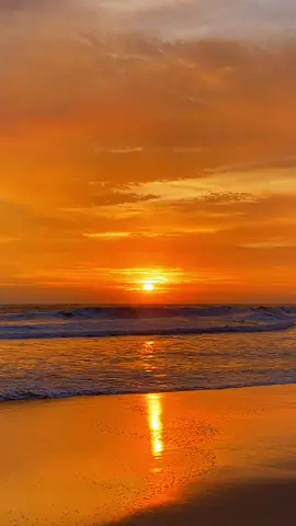 buat kalian bingung? sunrise or sunset juga bagus viewnya😍 #sawarnavideographer #wisata #sawarna #pantai #trip 