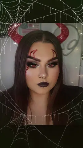 Diaboliquement belle, dangereusement irrésistible 👹 #makeup #mua #halloween #halloweenmakeup #fypシ゚viral🖤tiktok 