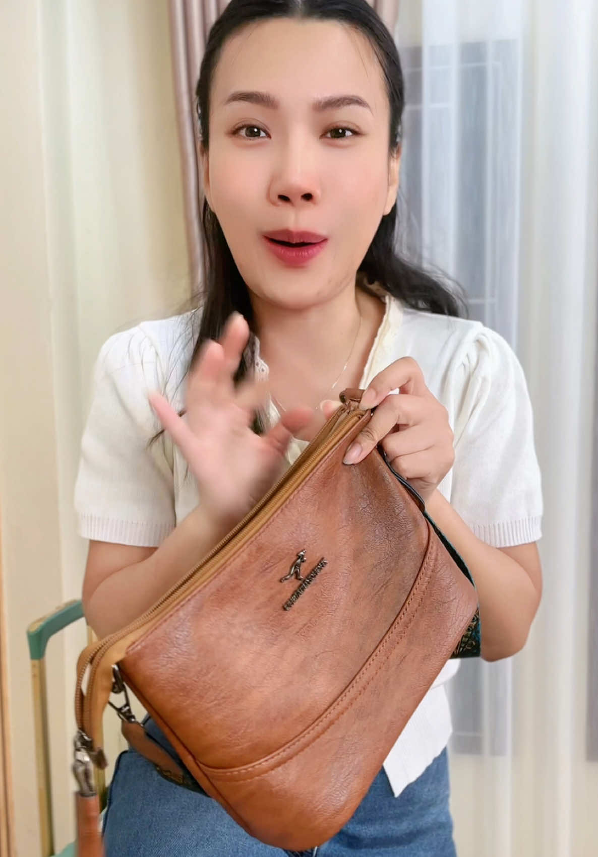 ตอบกลับ @dada เป็นกระเป๋าที่ออกแบบมาได้สวยวินเทจ ดูเท่สปอร์ต สายสะพายดูดีด้วย ใช้งานได้ทุกวัน กระเป๋าหนังนิ่ม ขนาดประมาณ 10 นิ้ว ใช้ดีคุ้มค่าค่ะ  #ป้ายยาแฟชั่น #กระเป๋าแฟชั่น #กระเป๋าสะพายข้าง #กระเป๋าสะพาย #ลุคประจําวัน  