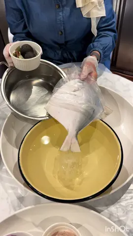 مطبق زبيدي على أصوله بدون اضافات. غسلت الزبيدي ملحته. طبعا فرش. سويت حشو بطن السمج طبخته ضفت  لومي اسود  ملح بهار مشكل. حشيت بطن السمج بهرته من الخارج بهار مشكل خفيف وقليتهم بزيت الزيتون. وبعدها سويت العيش ضفت سمچتين عالعيش والماس . آخر شي حطيت الحشو. والله ذا الشكل النهائي شي اينن. ‏@nadia_cooks 