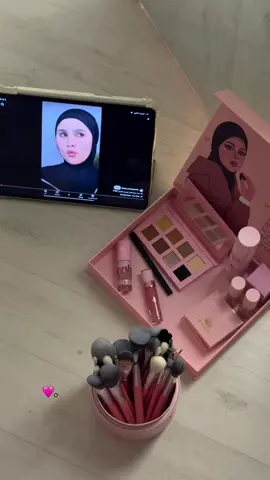 احلـى ميكب بالعـالم 🫦🩷  . . @hajer_makeupartist  #العراق #اكسبلور #explor #makeup #brand 