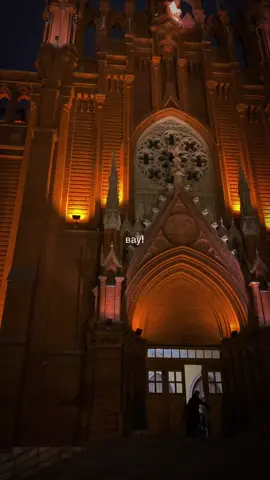 Москва, метро Улица 1905 года.   Малая Грузинская, 27/13с1. Собор Непорочного Зачатия Пресвятой Девы Марии — это крупнейший действующий католический храм в Москве, построенный в неоготическом стиле на Малой Грузинской улице. Он был освящен в 1911 году, а после закрытия в советское время и возвращения верующим в 1999 году возобновил свою работу. В настоящее время это кафедральный собор архиепархии Матери Божией и популярное место проведения концертов органной музыки. 