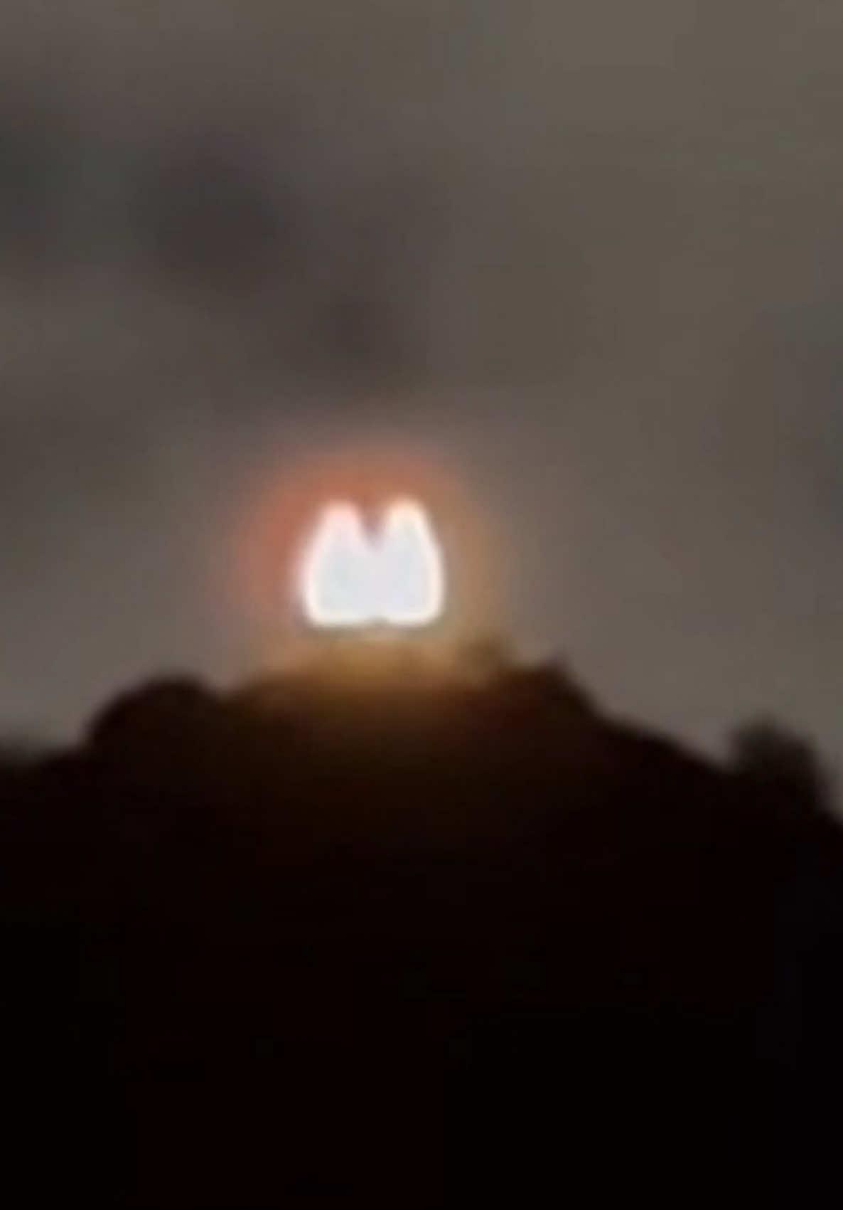 Captan a supuestas brujas en un cerro, se cree que las brujas tienen el poder de convertirse en bolas de fuego para transportarse a altas velocidades. #terrorreal #horrortok #scary #brujas #paranormal 