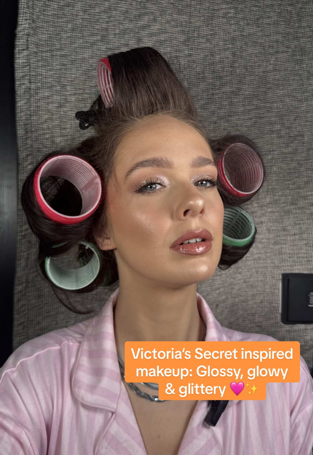 Feeling inspired by the 2025 #victoriassecretfashionshow so here‘s my twist on #victoriassecretmakeup 💄💋✨ Victoria‘s Secret Fashionshow Makeup #victoriassecret #angelmakeup #victoriassecretangel  Victoria‘s Secret Makeup Tutorial