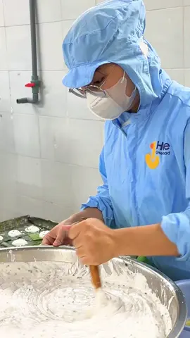 mỗi chiếc bánh là sự kết hợp hài hòa giữa các nguyên liệu bản địa và quy trình chế biến thủ công tỉ mỉ bởi những nghệ nhân làng nghề. #banhlochue #banhlochueonefood #hue #hueonefood #LearnOnTikTok 