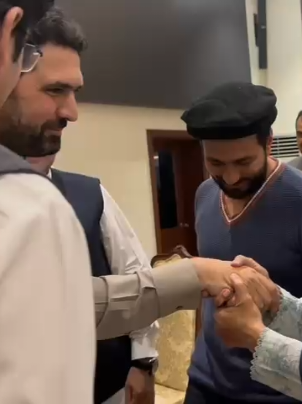 وہ جو عاجز بھی ہے، وفادار بھی ہے کیا عجب شخص ہے، بے مثال بھی ہے #sohailafridi #imrankhan 