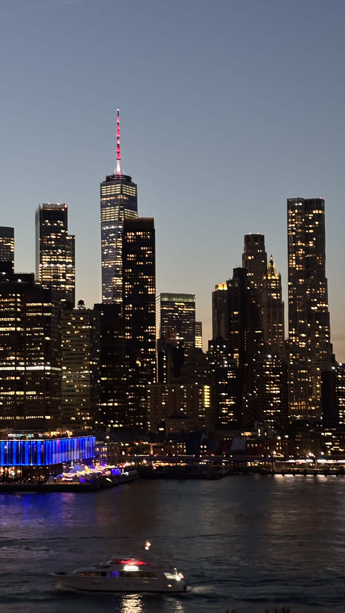 you are not sad, you just need to party in this nyc rooftop ⭐️🗽🫶🏻 #newyork#ny#rooftop#brooklynbridge 