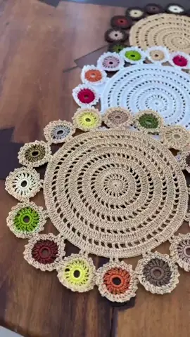 sousplat bandeja 37cm modelo colorido em crochê.  . . ABX-QMS-PKN . . . . . . #mesaposta  #souplatdecroche  #croche 