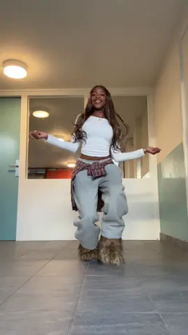Make it rainn🤑 | DC: @OL @ellalucas00 #fyp #trending #dance #viral #makeitrain 