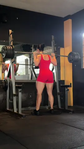 Carga + amplitude = resultado 🏋️‍♀️ #academia #agachamento #musculação #treinodepernas 