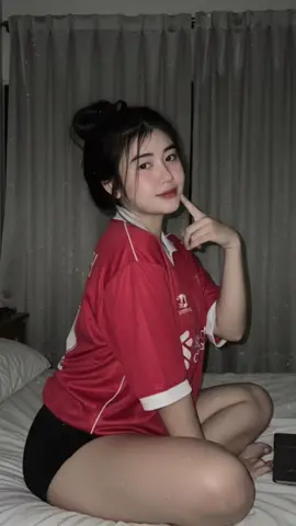 #Aiทำถึงเกิ๊น  1.เข้าแอฟ Gemini 2.เลือกรูป 3.ป้อนคำสั่ง  สร้างภาพพอร์ตเทรตเต็มตัวสมจริงของหญิงสาว (คงใบหน้าและลักษณะจากภาพจริง 100% ห้ามแก้ไข) ถ่ายด้วยกล้องดิจิทัลคุณภาพต่ำ สไตล์ยุค 2000 ใช้แฟลชตรงพร้อมเอฟเฟกต์ฟุ้งนุ่มนวล (soft diffused glow), แสงแฟลชกระจายฟุ้ง, ไฮไลท์โอเวอร์เล็กน้อย, เนื้อภาพมีเกรนเล็กน้อย อารมณ์ภาพดิบๆ ธรรมชาติ บรรยากาศวินเทจดิจิทัล แสงโดยรอบสดใส โทนสีแบบภาพยนตร์ โฟกัสแบบนุ่มนวลสุนทรียศาสตร์ของฟิล์ม 35 มม.  พื้นผิวเกรนที่ละเอียดอ่อน ฟิลเตอร์กล้องสไตล์ แฟลชในที่มืด หญิงสาวนั่งอยู่บนเตียงในห้องนอนของเธอ แสงสว่างสลัวใน ห้องและผ้าม่านถูกปิด เสื้อผ้า: เธอสวมเสื้อฟุตบอลสีแดง(ลิเวอร์พูล)ตัวใหญ่ ใส่กางเกงสีดำขาสั้น ทรงผม: ผมสีเข้ม ถูกมัดรวบหลวมๆไว้ด้านบน มีปอยผมยุ่งๆ  ท่าโพส: เธอหันหน้าไปทางด้านข้างโดยมีใบหน้าของเธอหันมองกล้อง ยี๋ตาข้างนึง อมยื้ม โพสท่าน่ารัก ทำหน้าทะเล้น  accessory: มีโน๊ตบุ๊ค ตั้งอยู่ข้างหน้าเธอ ใส่หูฟังไว้ที่คอ#อย่าปิดกั้นการมองเห็น #เทรนมาแรงวันนี้ #แดงเดือด 