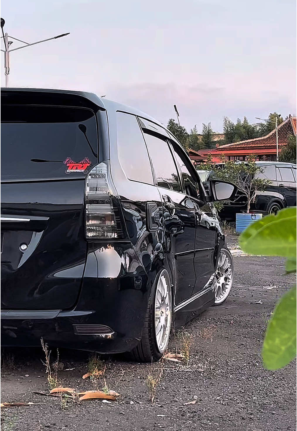🥲🕺🏻 Crying while your dancing Spinning in the back seat  . . . 🔶 @MAXI Jogja  🛠️ @TRT Garage Yogyakarta  __________________ #maxijogja #trtgarage #avanza #xenia #jogja             