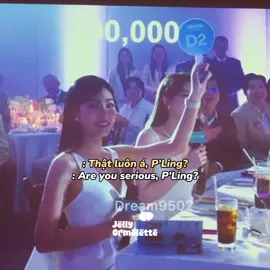 P’Ling chốt mức giá, N’Orm nhìn sang xong nhẹ nhàng để tay khoác sau lưng ghế chị, dịu gì đâu 🤍 p/s: Gank đua cỡ vậy đó, bức tranh được một người khác chốt đơn 430k #linglingkwong #ormkornnaphat #lingorm #หลิงออม #jellyormelette 