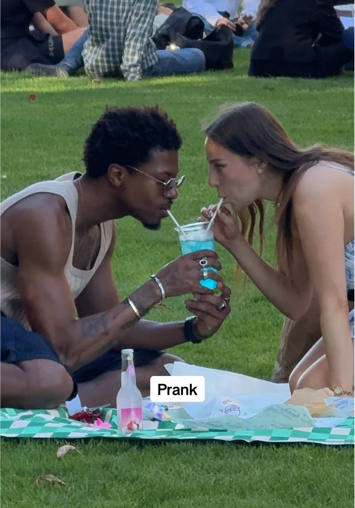 Expérience sociale : pic-nic avec un inconnu, on s’est régalés avec les Burgess et boissons @GOMU BURGER ! Même les policiers ont voulu goûter 😂🚨 *produits offerts #prank #cameracachée 