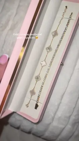 Such beautiful colours - made with 925 Sterling silver and 14k gold plating ✨ #cloverbracelet #luxuryjewellery 