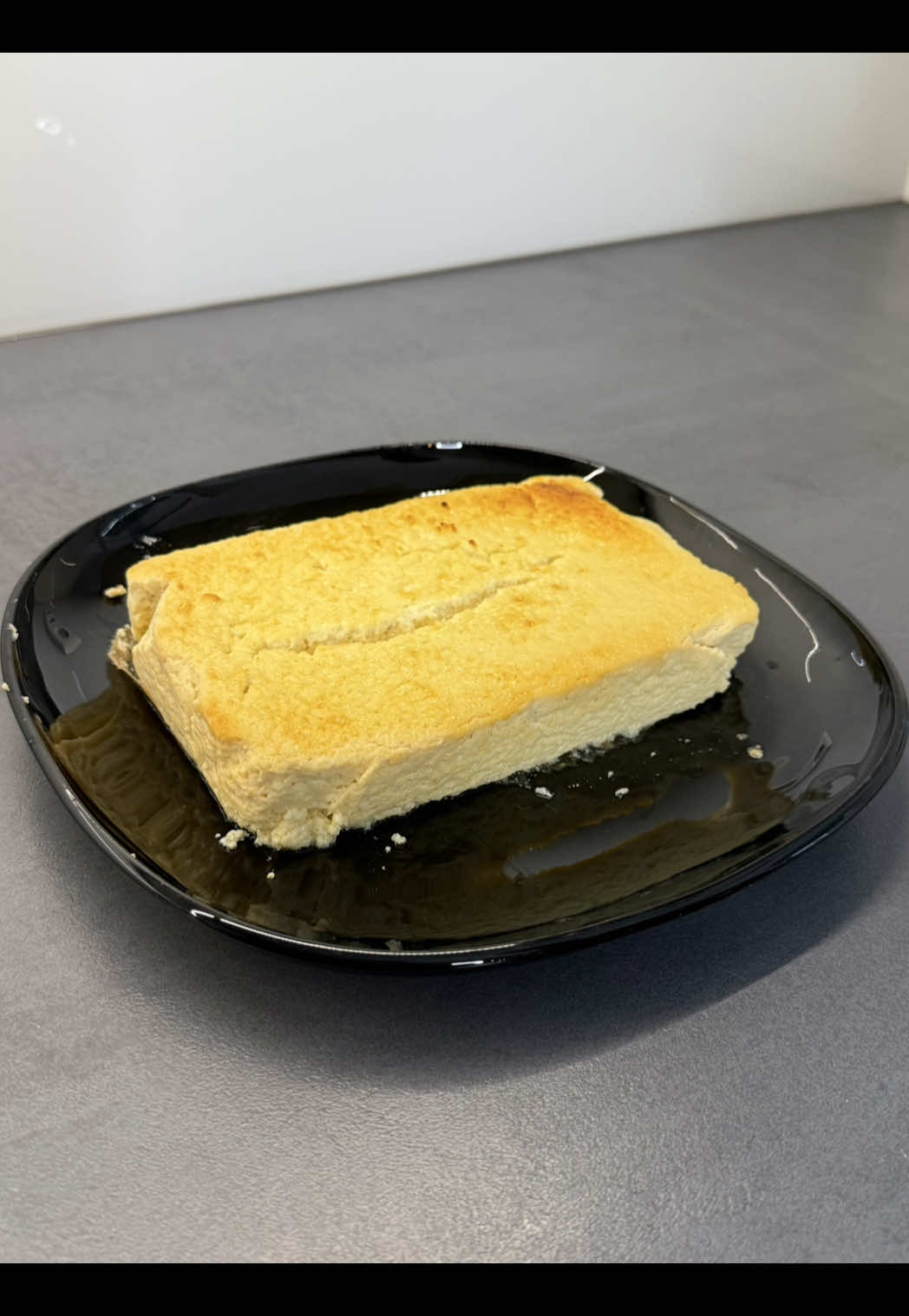 🍎 Apfelkuchen aus nur 3 Zutaten! 🍰✨ Du brauchst: 🍏 2–3 Äpfel, geschält (oder ca. 250–300 g Apfelmus ohne Zuckerzusatz) 🥚 2–3 Eier (je nach Größe – S/M/L) 🥣 3 gehäufte EL Joghurt (ca. 250 g) 👉 Ich habe den Kuchen zuerst 20 Minuten bei Umluft gebacken und danach weitere 20 Minuten bei Ober-/Unterhitze. ⚠️ Hinweis: Der Kuchen hat nicht die gleiche Konsistenz wie ein klassischer Kuchen mit Mehl – aber er ist wunderbar saftig, leicht und natürlich süß! 🍏💛 #apfelkuchen #diät #gesunderezepte #fyp #gesund 