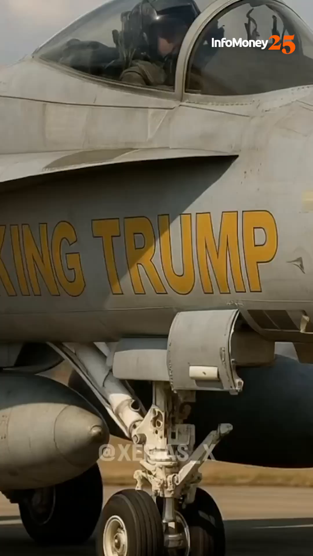 O presidente dos Estados Unidos, Donald Trump, respondeu com ironia às manifestações “No Kings” que ocorreram em centenas de cidades americanas neste sábado (18). Em sua rede Truth Social, Trump compartilhou vídeos criados por inteligência artificial nos quais aparece simbolicamente usando uma coroa, reforçando sua imagem de líder. A conta oficial da Casa Branca também publicou uma imagem com Trump e o vice-presidente JD Vance usando coroas, acima de líderes democratas usando sombreros, acompanhada da legenda “Somos construídos diferente”. Os protestos “No Kings” reuniram cerca de 7 milhões de pessoas em 2.700 manifestações pelo país, defendendo direitos constitucionais e criticando as políticas de Trump. Em Nova York, mais de 100 mil pessoas participaram pacificamente, sem prisões relacionadas. Para mais informações, acesse o site do InfoMoney #Trump #NoKings #Protestos #EUA #mundo