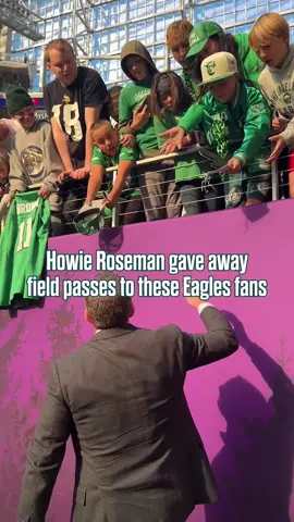Howie Roseman handing out core memories for some loyal fans #eagles #nfl #eaglesfans #sidelinepasses #howieroseman 