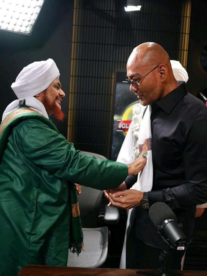 PODCAST NO. 1 momen langka penyambutan Habib Umar bin Hafidz di podcast @mastercorbuzier  #habibumar #habibumarbinhafidz #mastercorbuzier #trending 