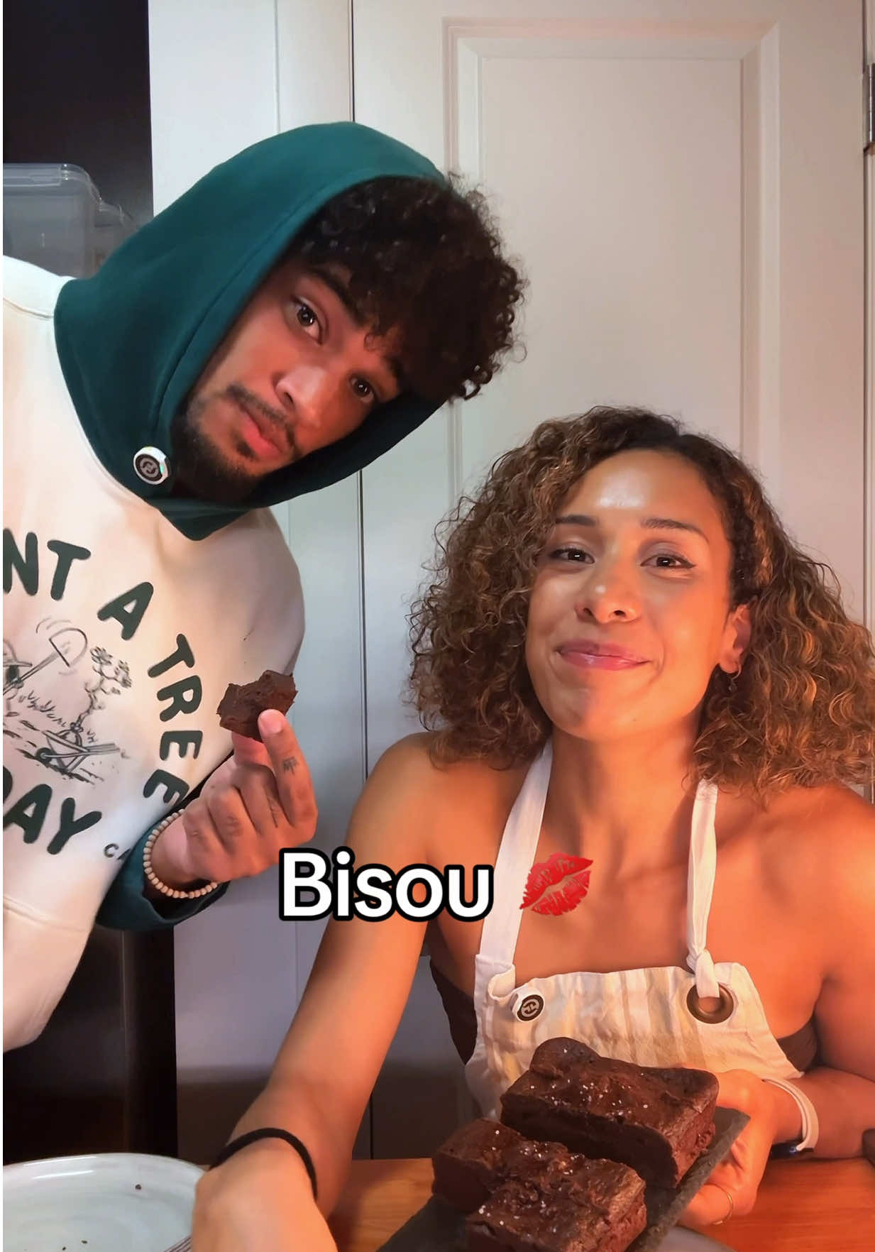 ✨ du sucri ✨ Je pleurais de rire toutes les cinq minutes 😭😂 mais en vrai je suis trop fière de voir mon American boy parler en français 🥹🫶🏽 n’hésitez pas à nous suivre pour voir tous les progrès de Chandler ! 🙂‍↕️🥰 #couplefun #americanboyfriend #americanspeakingfrench #fondantauchocolat #frenchrecipe