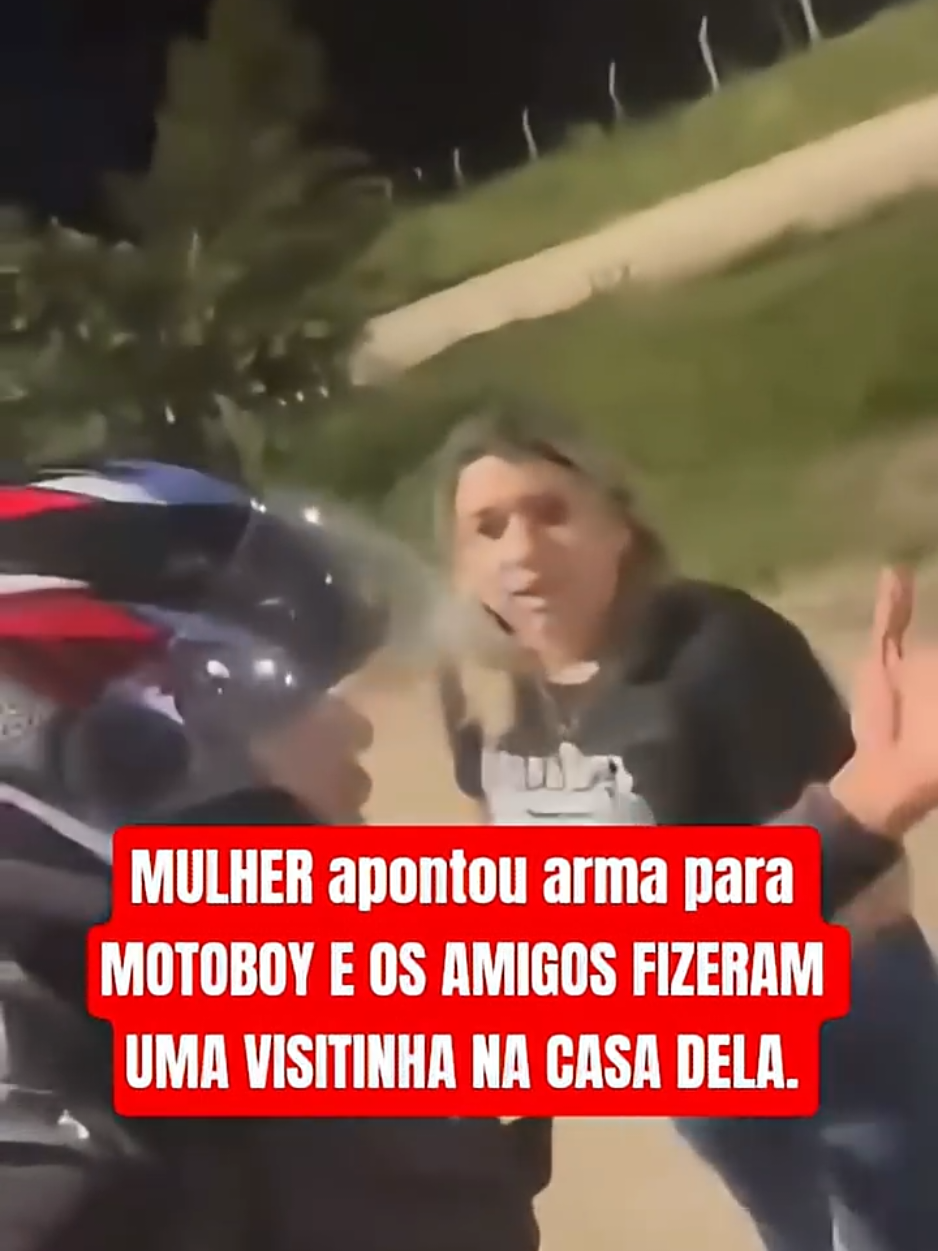 mulher aptonta 4rma para moto boy #briga 