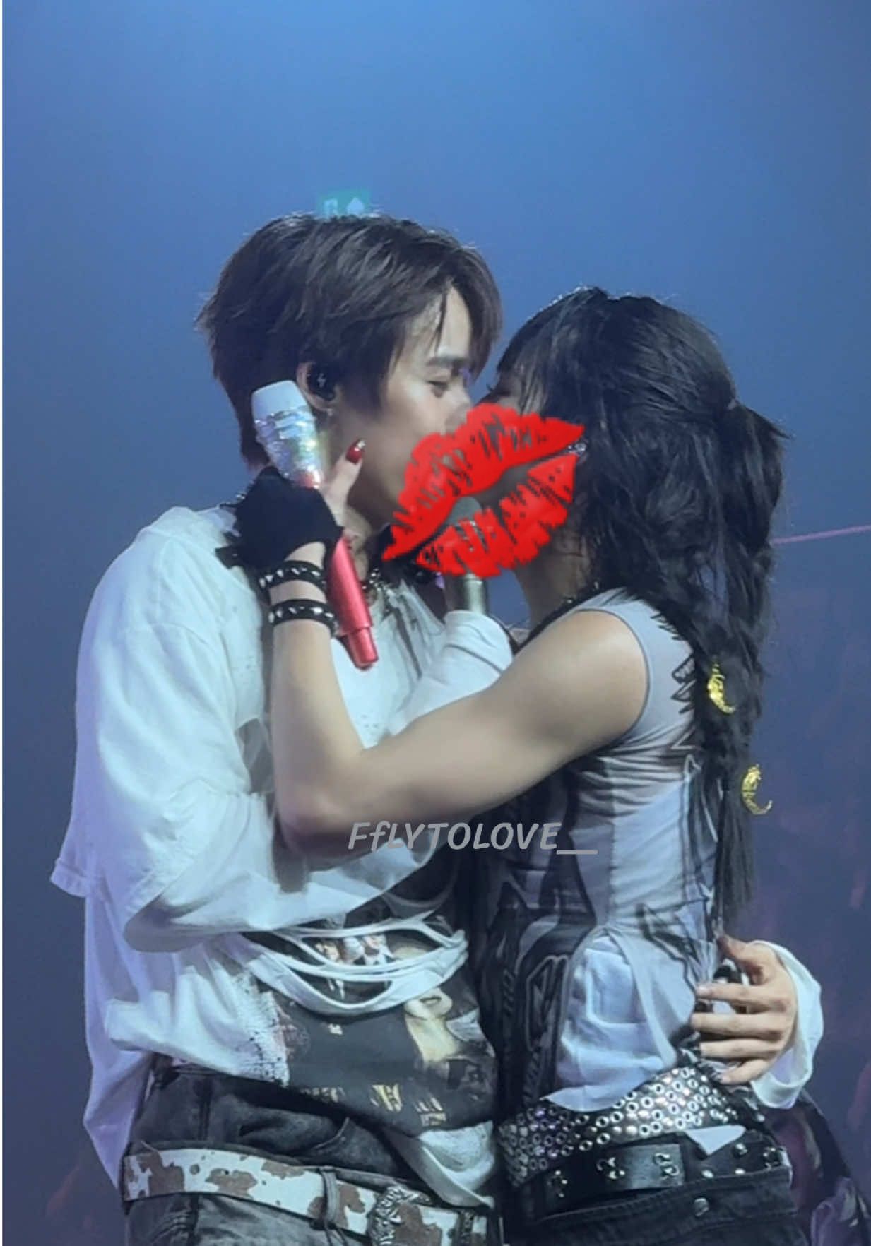 เป็นการขอโทษที่แบบว่า…  มาจงมาจุ๊บไรกันตรงนี้ @nnutdan @เป็นแฟนคลับตัวเอง #LYKNDuskAndDawnConcertD2 #LYKNDuskAndDawnConcert #nnutdan #lego_rapeepong #LYKN 