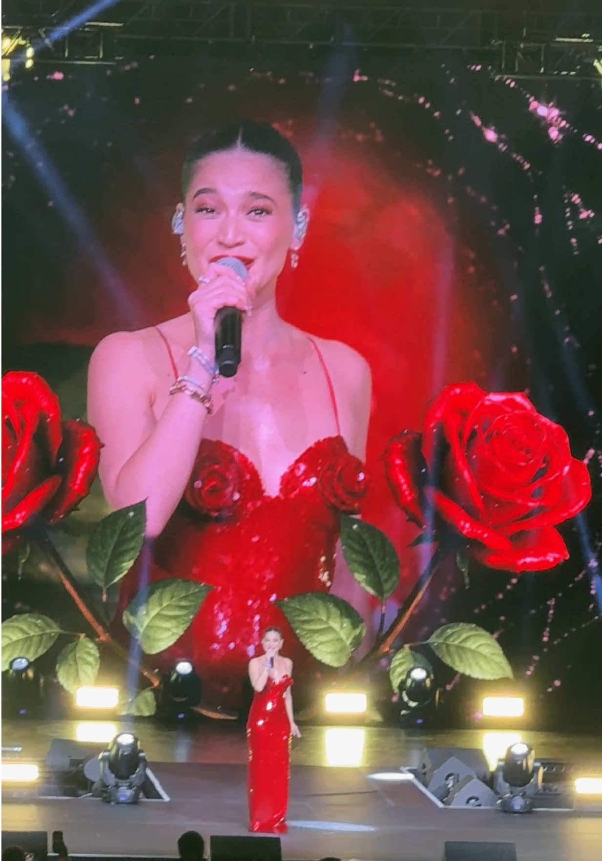 Niyanig ni Ms @Anne Curtis ang buong Pacific Coliseum! Binuhay nya ang madlang Vancouver! Kahit napa piyok ka! 🤣ikaw padin ang nag iisang Dyosa! Annekabogable kaya okay lang yan! ikaw ang highlight of the show! 🥰 #asapvancouver #annecurtis 