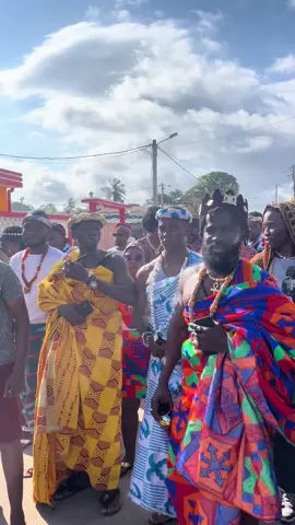 Ce groupe de jeunes étaient si bien habillé qu’ils n’ont pas forcé à attirer mon attention et me voici entrain de les suivre pour des clichés (Moi même paparazzi😄) ..ABISSA 2025 18/10 ##jin__2k##abissa##cotedivoire🇨🇮##bassam##culture