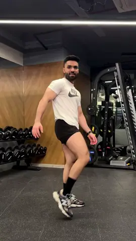 Glúteos, quadríceps, isquiotibiais e adutores, todos em ação! #legday #fitgirl ##fitnessmotivation #fitfam #fitspo 