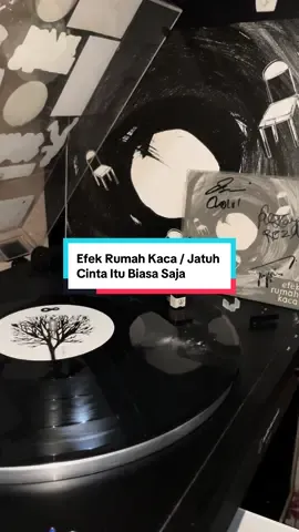 Kita berdua tak pernah ucapkan maaf Tapi saling mengerti Kita berdua tak hanya menjalani cinta Tapi menghidupi Ketika rindu, menggebu gebu, kita menunggu Jatuh cinta itu biasa saja.. @Efek Rumah Kaca  #efekrumahkaca #jatuhcintaitubiasasaja #piringanhitam #musik #penerka 