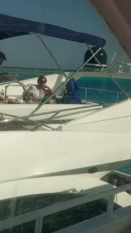 يا ريت كل الناس تركز في الفيديو بتاع ياسمين صبري عشان خاطر حاجه واحده بس شوفي هي هتعمل ايه بيديها وبصبعها بس كده واحد شغال على المركب وشوف عملت ايه بصباحه ركزوا الفيديو
