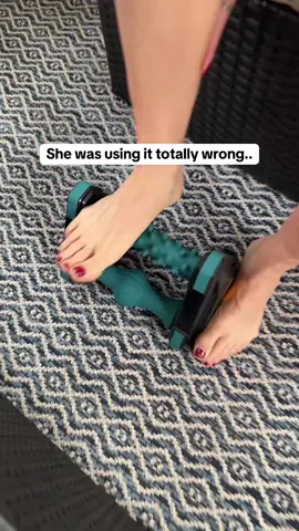Plantar fasciitis feels like walking on nails… this tool makes the pain melt away in seconds 👣💆‍♂️ Boosts circulation, relieves pressure, and fits right under your desk.  #tiktokshopcreatorpicks #tiktokshopblackfriday #tiktokshopcybermonday #Creatorpicksambassador #plantarfasciitisrelief