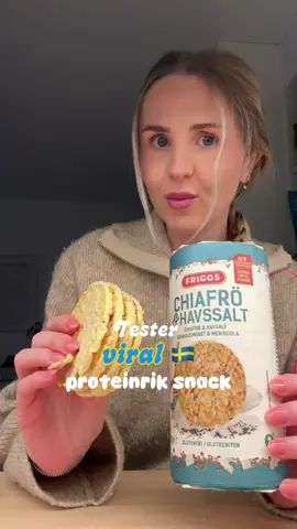 Kommer du til å teste denne?? Jeg vet, jeg solgte den jo altfor bra inn 🤠 Her er oppskrifta hvis du vil prøve 👇🏼  • 5 riskaker • 1 Propud sjokolade • 10g peanøttsmør • Litt salt Frys ned til den sitter, tenker 2 timer blir bra ✌🏼 Totalt: 325 kcal & 25g protein #snack #snackideas #viralsnacks 